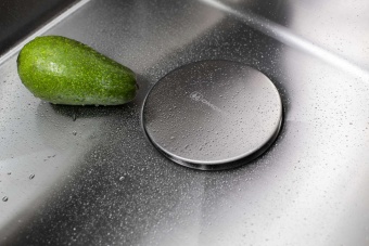 Детальное фото товара: Omoikiri DEC-BL Декоративная накладка для выпуска, черный